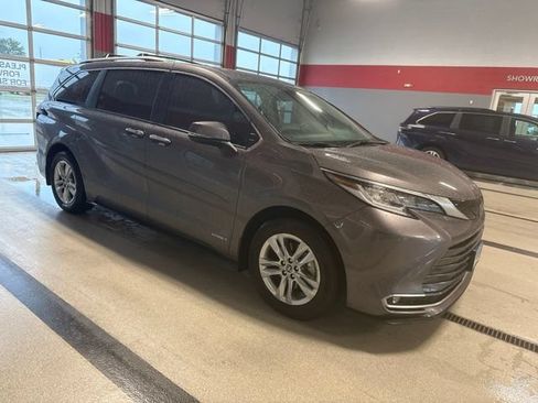 Used 2021 Toyota Sienna Limited FWD image 2