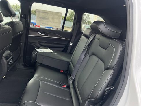 New 2025 Jeep Grand Cherokee Limited w/ Luxury Tech Group II image 19