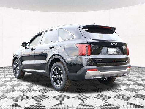 Used 2025 Kia Sorento S w/ Panoramic Sunroof Package image 13