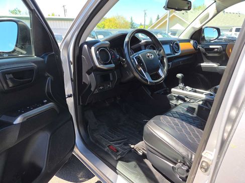 Used 2018 Toyota Tacoma SR5 AWD/4WD image 10