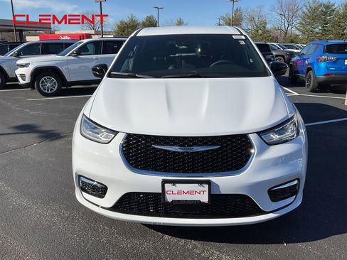 New 2026 Chrysler Pacifica Select image 3