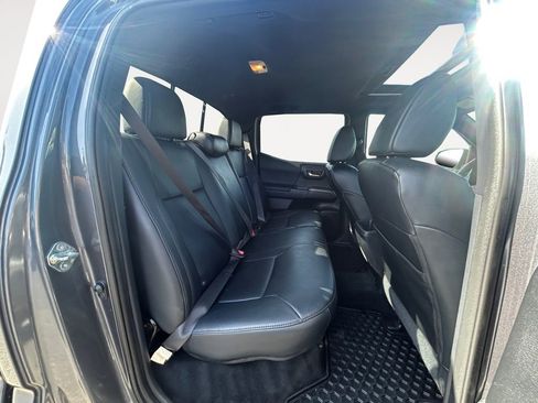 Used 2018 Toyota Tacoma TRD Sport AWD/4WD image 22