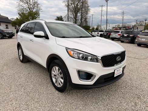 Used 2017 Kia Sorento LX w/ LX Convenience Package image 7