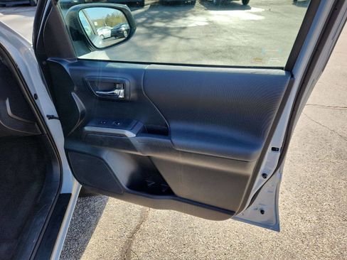 Used 2019 Toyota Tacoma TRD Sport image 22