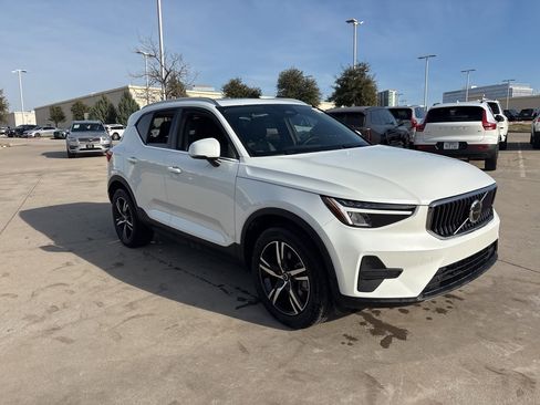 Certified 2025 Volvo XC40 B5 Core image 3