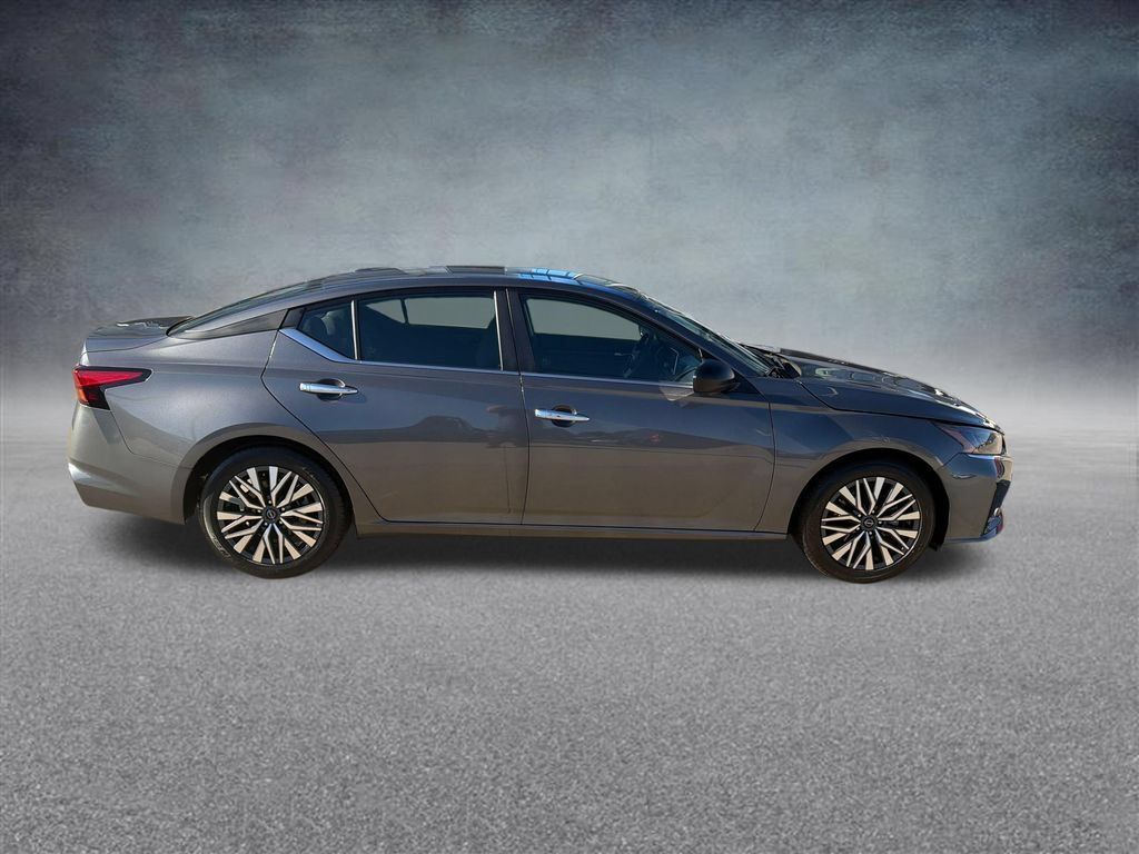 Used 2025 Nissan Altima 2.5 SV FWD image 6