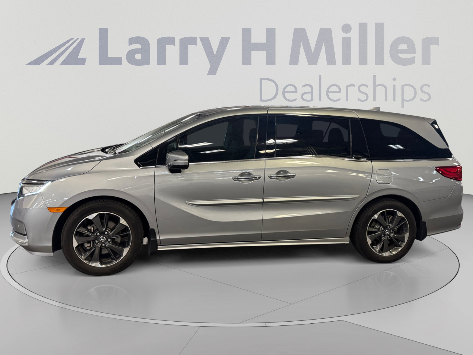 Used 2023 Honda Odyssey Elite image 2
