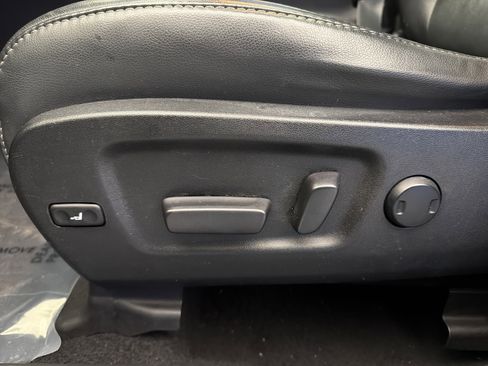 Used 2017 Toyota Highlander SE image 12