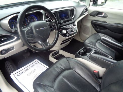 Used 2020 Chrysler Pacifica Touring-L FWD image 7