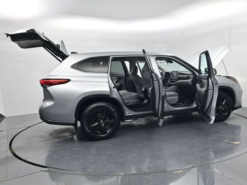 Used 2022 Toyota Highlander LE image 61