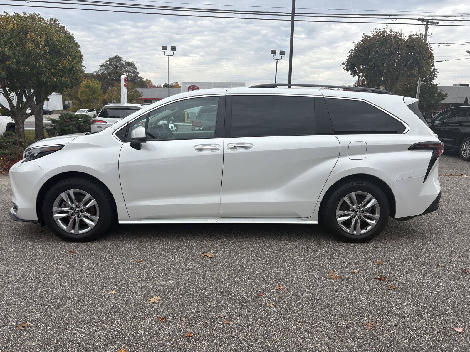 Used 2024 Toyota Sienna XLE w/ XLE Plus Package AWD/4WD image 4