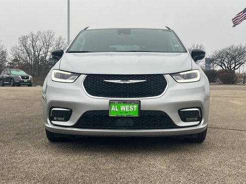 Used 2024 Chrysler Pacifica Touring-L image 3