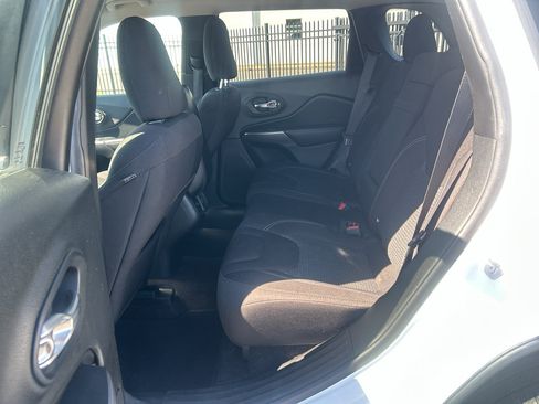 Used 2019 Jeep Cherokee Latitude w/ Popular Appearance Group AWD/4WD image 32