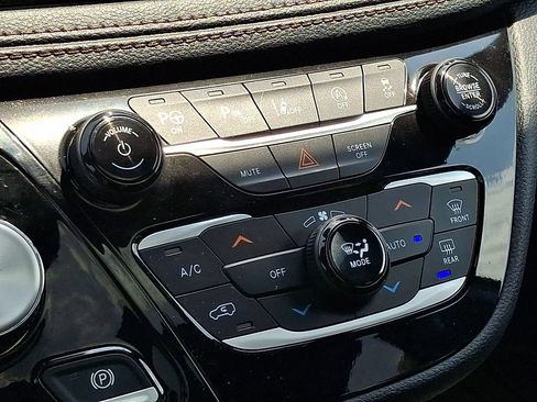 Certified 2020 Chrysler Pacifica Limited FWD image 17