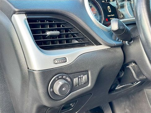 Used 2017 Jeep Cherokee Latitude image 11