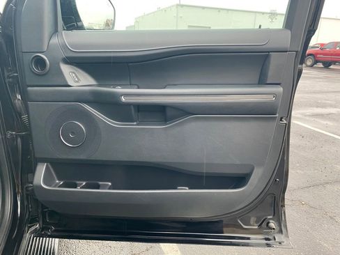 Used 2022 Ford Expedition XLT image 9