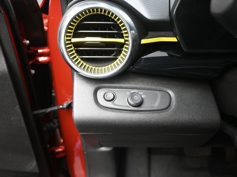 Used 2024 Chevrolet Trax ACTIV w/ Sunroof Package image 16