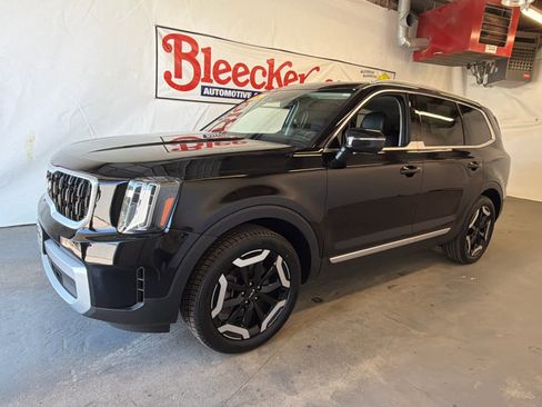 Used 2024 Kia Telluride EX w/ EX Captain's Chair Package FWD image 2