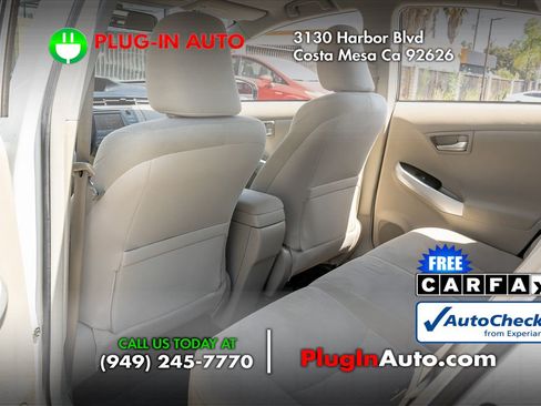 Used 2012 Toyota Prius Three w/ Preferred Accessory Pkg FWD image 9