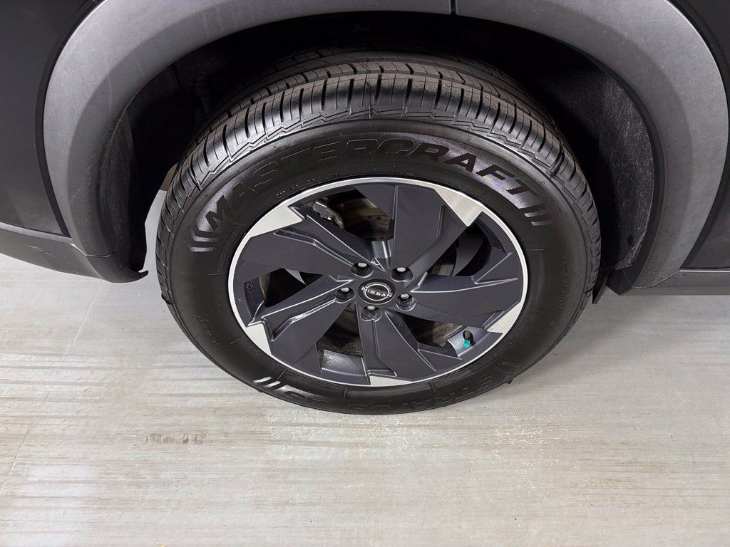 Used 2024 Nissan Rogue SV FWD image 11