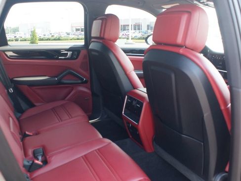 Used 2023 Porsche Cayenne AWD/4WD image 21
