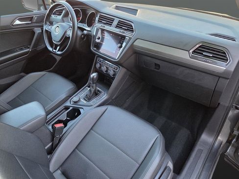 Used 2018 Volkswagen Tiguan SE w/ Panoramic Sunroof Package image 16
