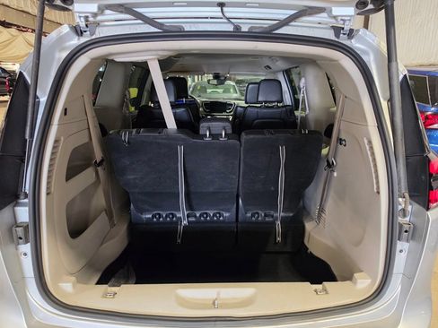 Used 2024 Chrysler Pacifica Touring-L FWD image 8
