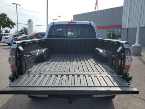 Used 2012 Toyota Tacoma 4x4 Access Cab V6 w/ TRD Sport Pkg image 9