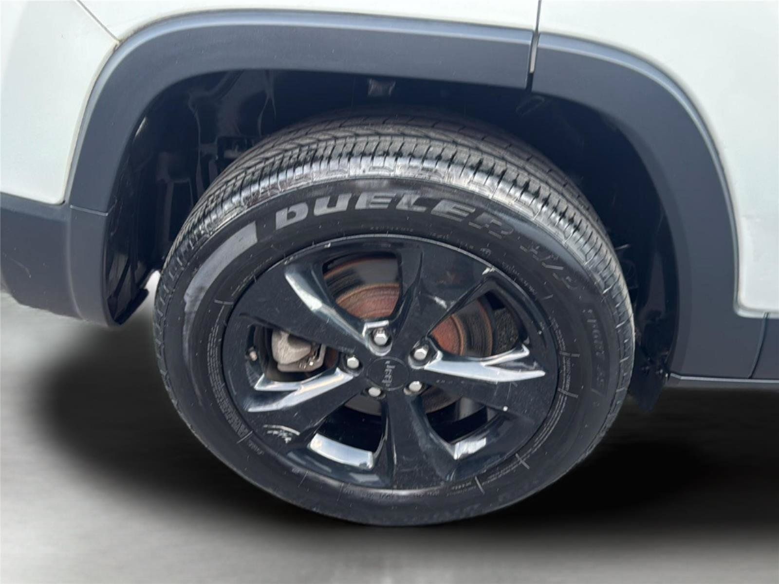 Used 2020 Jeep Cherokee Latitude Plus AWD/4WD image 29