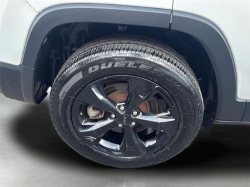 Used 2020 Jeep Cherokee Latitude Plus AWD/4WD image 29