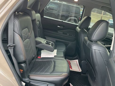 Used 2024 Nissan Pathfinder Platinum w/ Cargo Package image 9