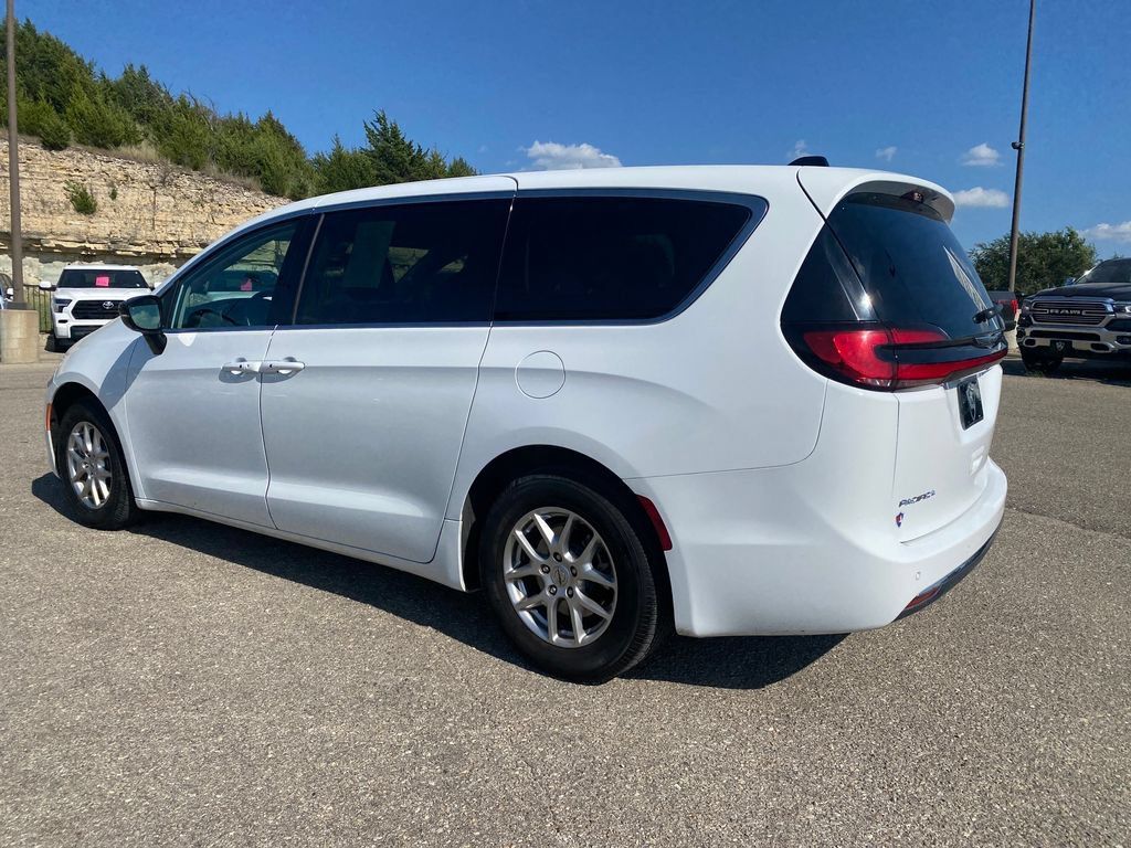 Used 2024 Chrysler Pacifica Touring-L FWD image 4