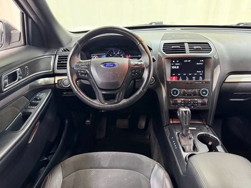 Used 2018 Ford Explorer XLT w/ Equipment Group 202A FWD image 31