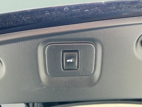 Used 2018 Nissan Pathfinder SL image 27