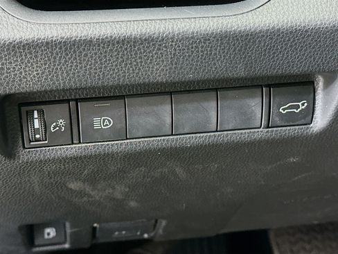 Used 2022 Toyota RAV4 XLE Premium image 17