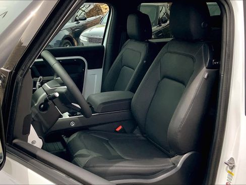 New 2025 Land Rover Defender 90 X-Dynamic SE image 8