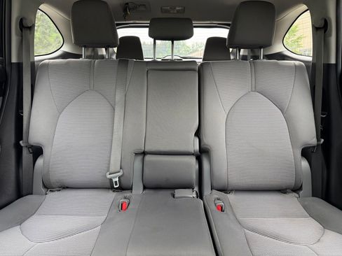 Used 2022 Toyota Highlander LE AWD/4WD image 40