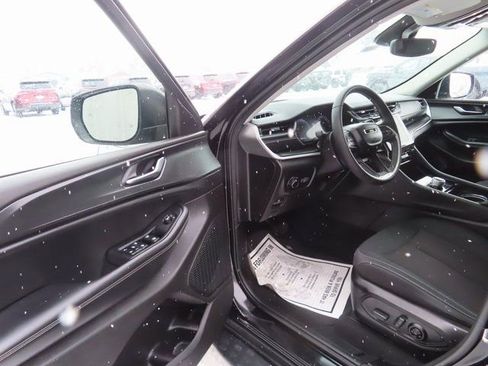 Used 2023 Jeep Grand Cherokee Laredo image 19