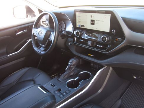 Used 2023 Toyota Highlander L image 10