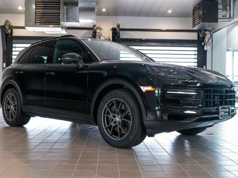 Certified 2025 Porsche Cayenne AWD/4WD image 8