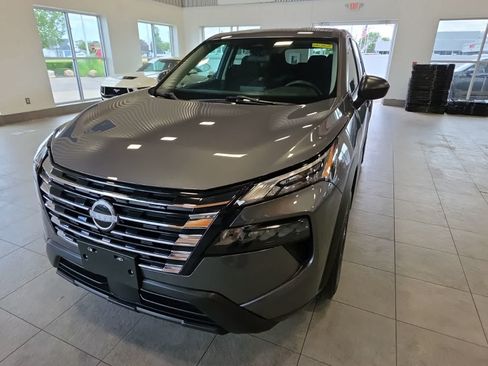 Used 2024 Nissan Rogue S AWD/4WD image 2