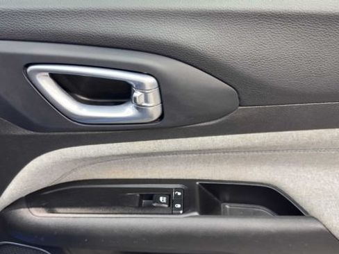 Used 2022 Jeep Compass Latitude FWD image 15