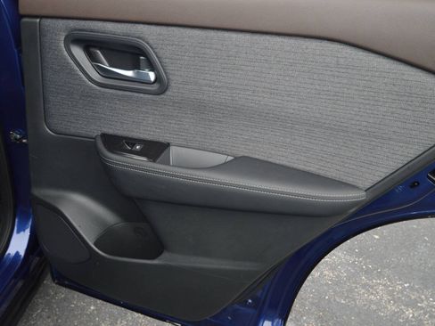 Used 2023 Nissan Rogue SV AWD/4WD image 16
