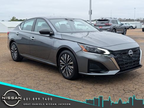 Used 2024 Nissan Altima 2.5 SV image 1