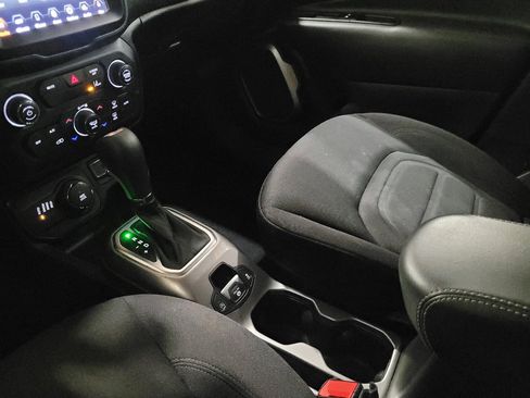 Used 2022 Jeep Renegade Latitude AWD/4WD image 26