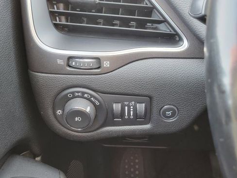 Used 2019 Jeep Cherokee Trailhawk image 12