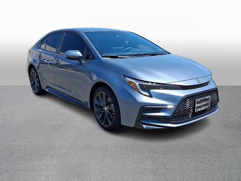 Used 2026 Toyota Corolla SE w/ SE Premium Package FWD image 3