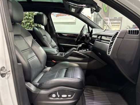 Used 2019 Porsche Cayenne image 54