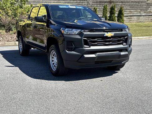 Used 2024 Chevrolet Colorado W/T image 2