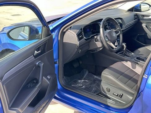 Used 2024 Volkswagen Jetta SE FWD image 8